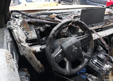 2025 Mitsubishi Outlander Se 2.5 2Wd z USA, uszkodzony, nr VIN JA4J3VA85SZ020587